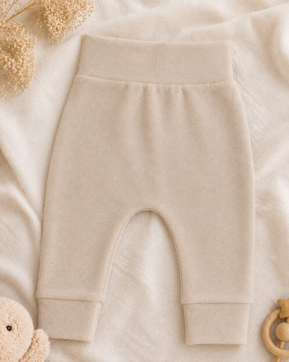Een badstof newborn broekje in een zandkleur.