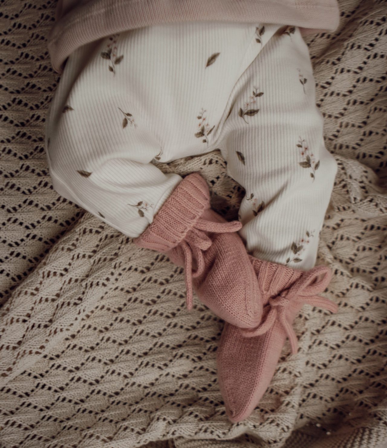 Newborn broekje met kleine roze roosjes in een ribstof