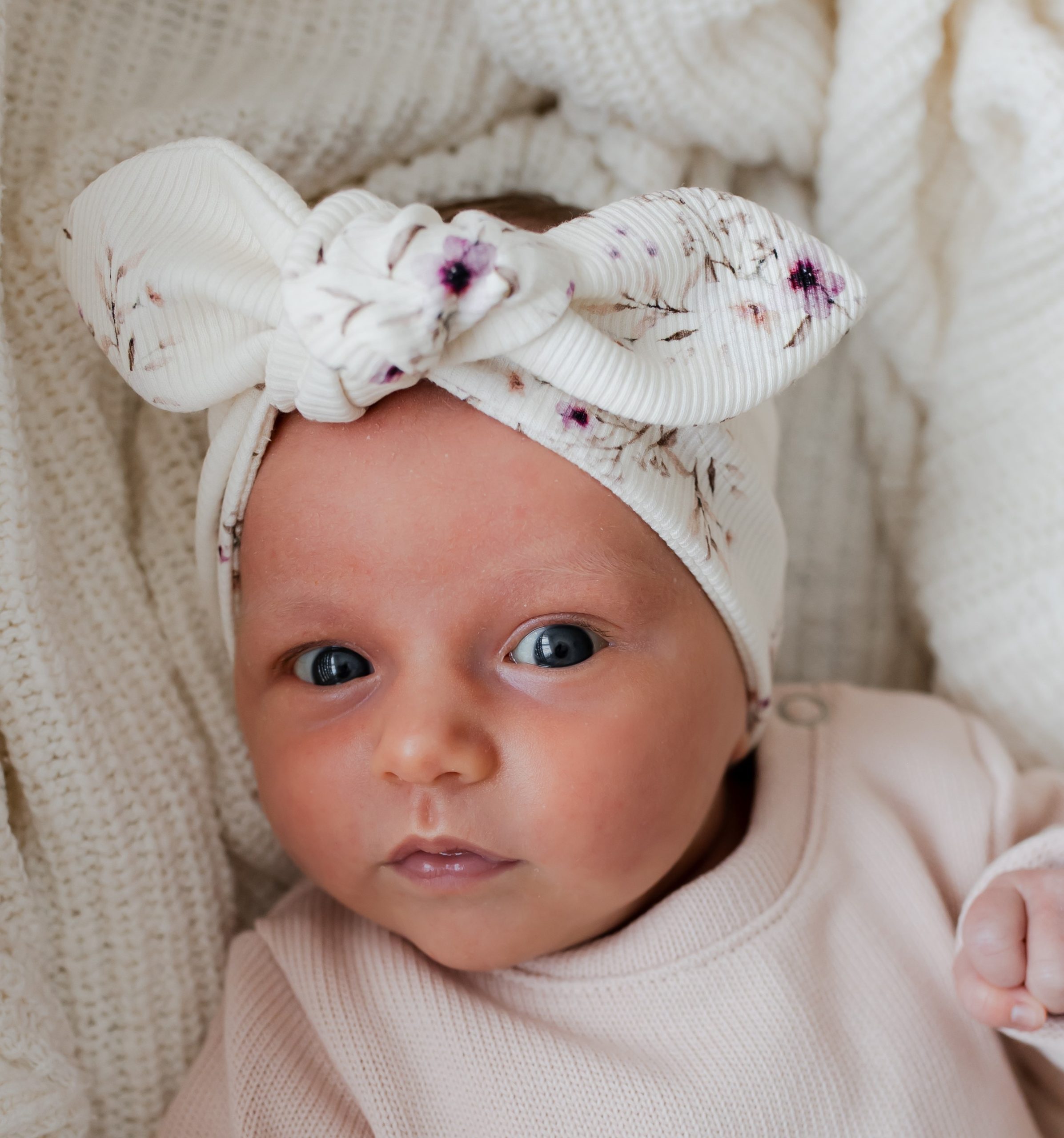 Newborn haarbandje met kleine roze bloemetjes in een ribstof.