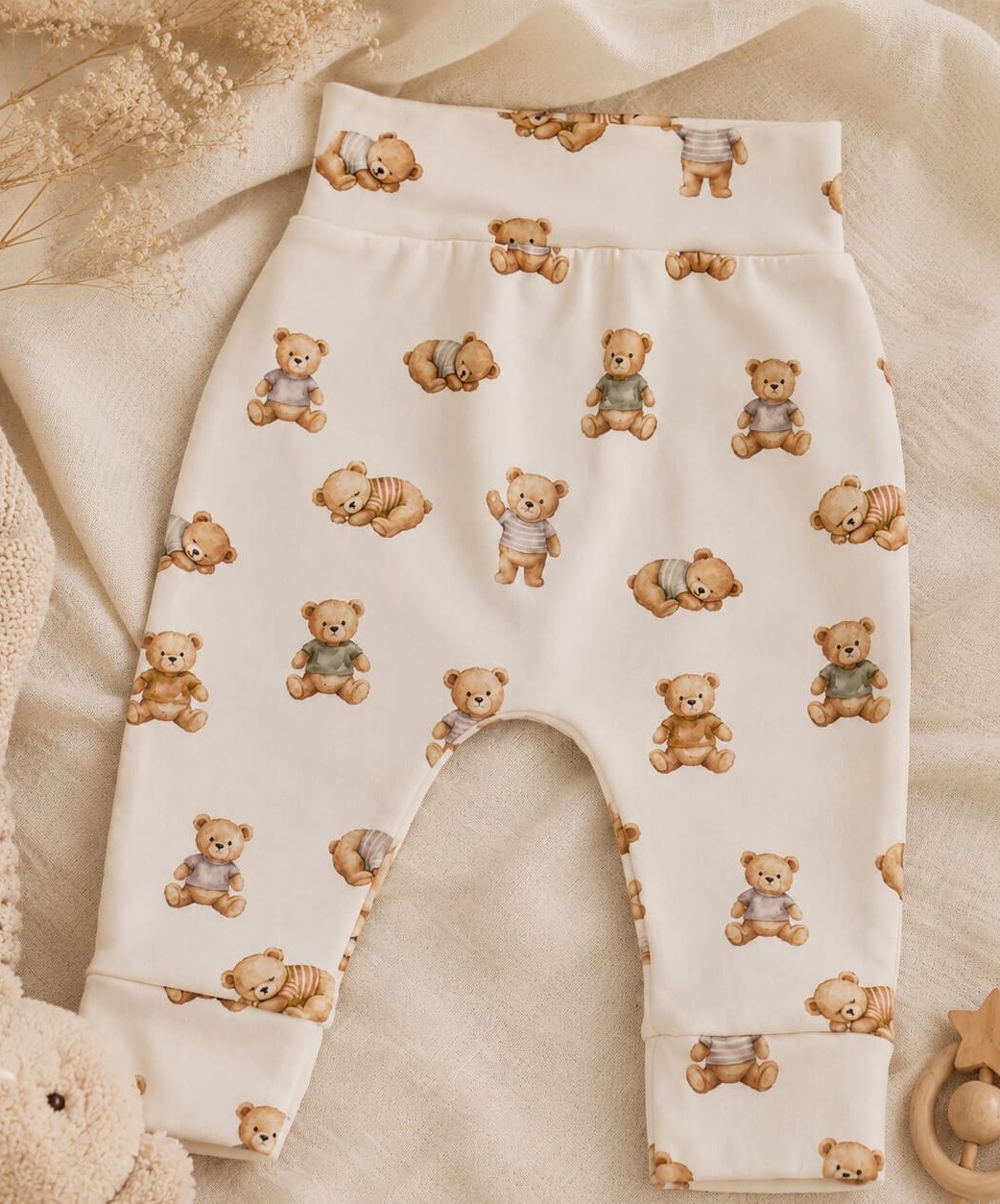 Newborn broekje met kleine beertjes.