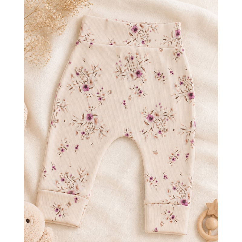 Newborn broekje met roze bloemetjes in een dunne ribstof.