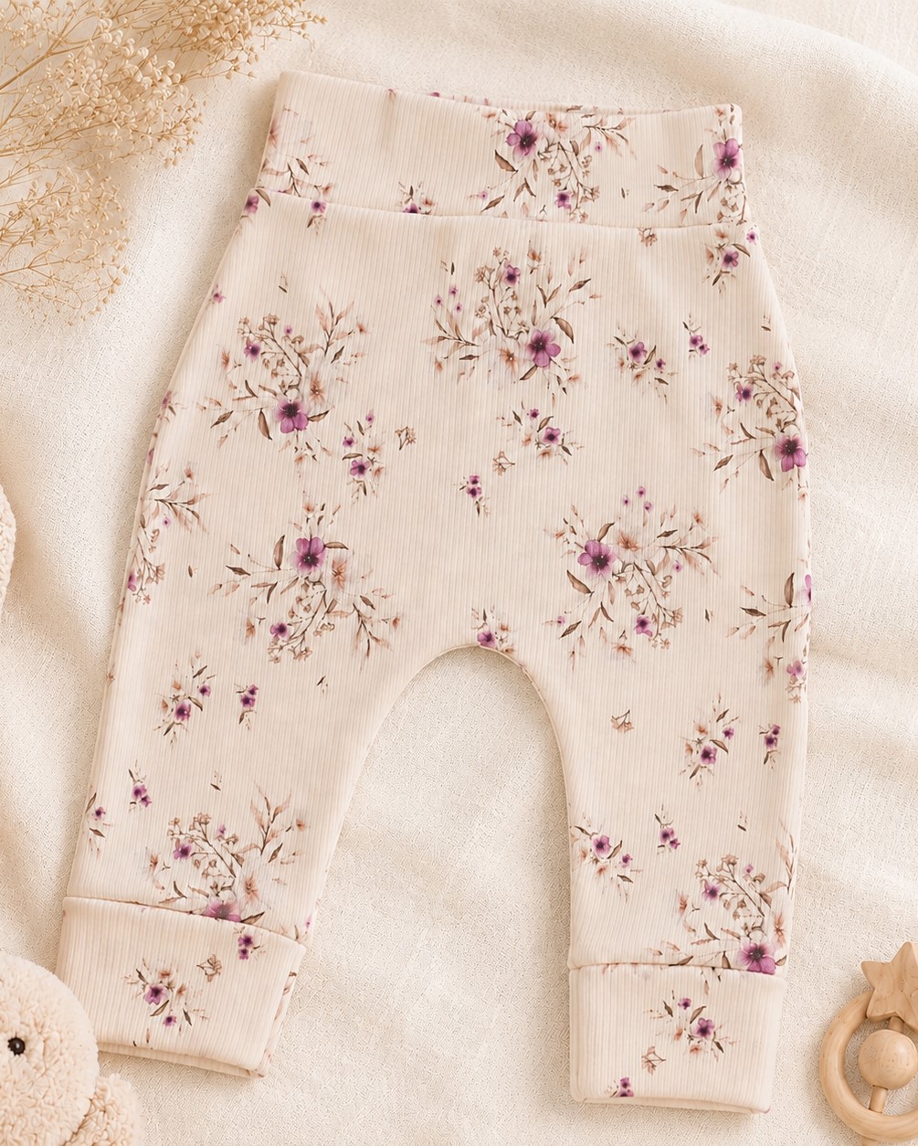 Newborn broekje met roze bloemetjes in een dunne ribstof.