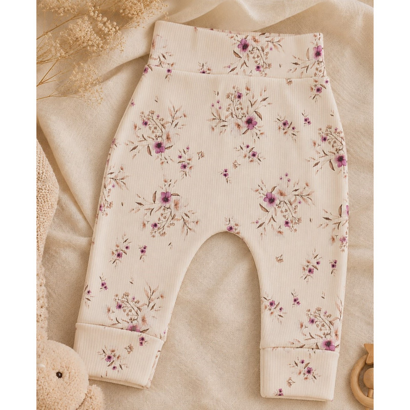 Newborn babybroekje met roze bloemetjes in een fijne ribstof
