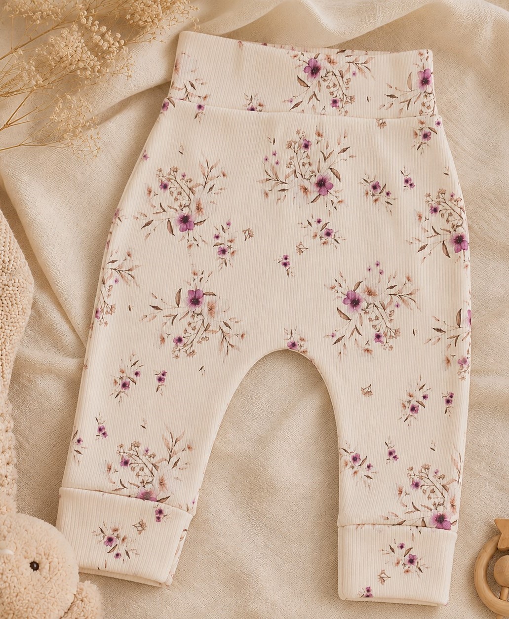 Newborn babybroekje met roze bloemetjes in een fijne ribstof