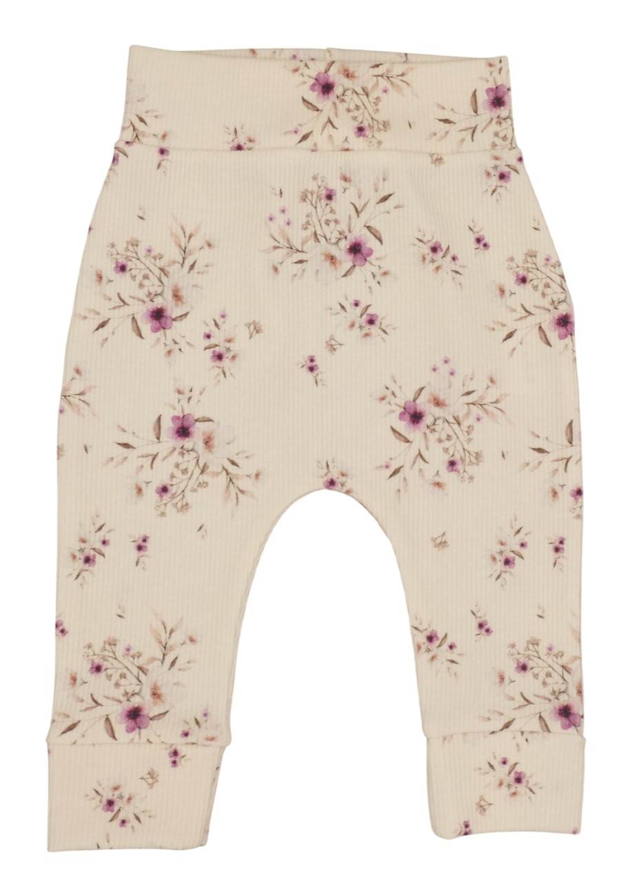 Newborn broekje met roze bloemetjes in een ribstof