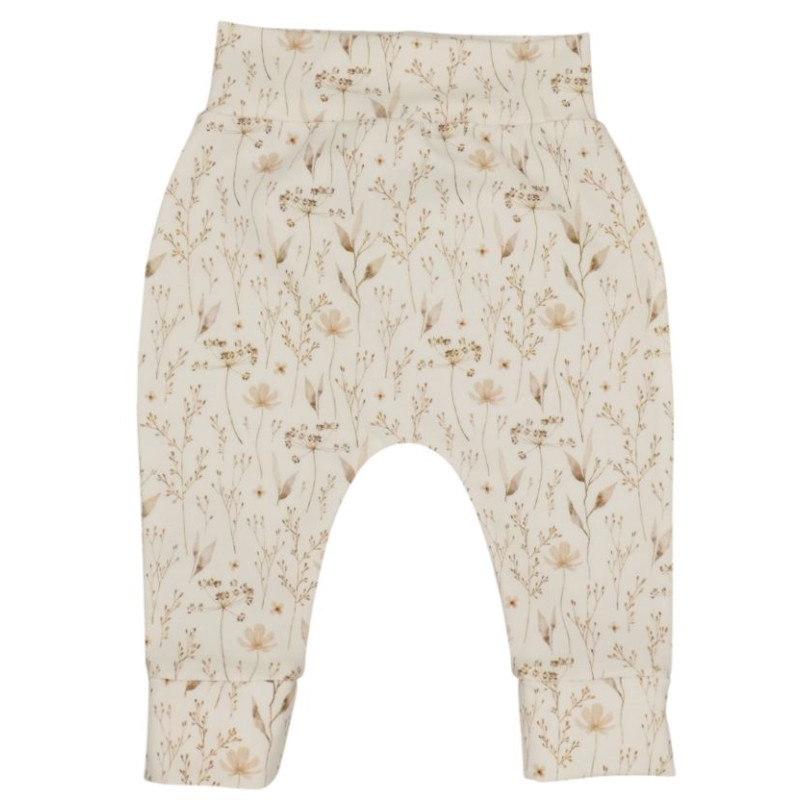 Newborn broekje met lichte zandkleurige bloemen.