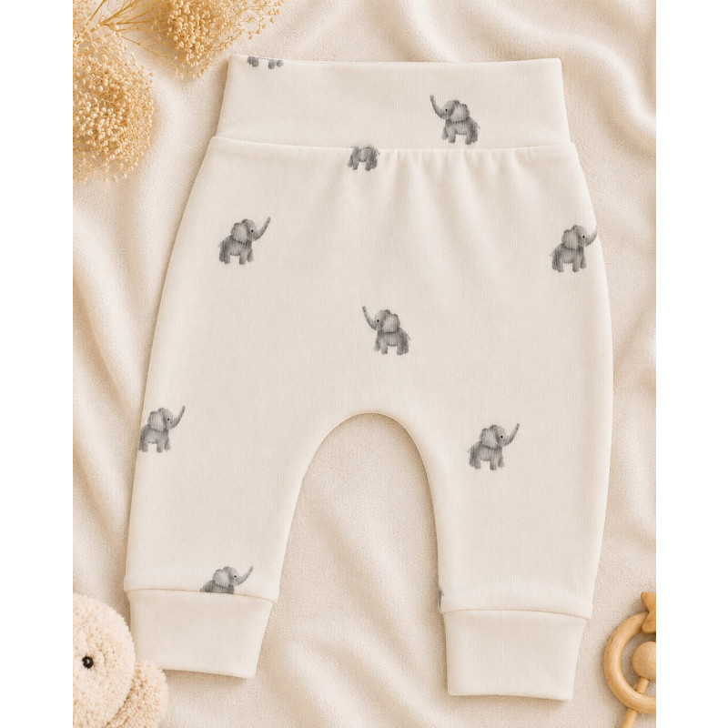 Newborn broekje met kleine olifantjes.