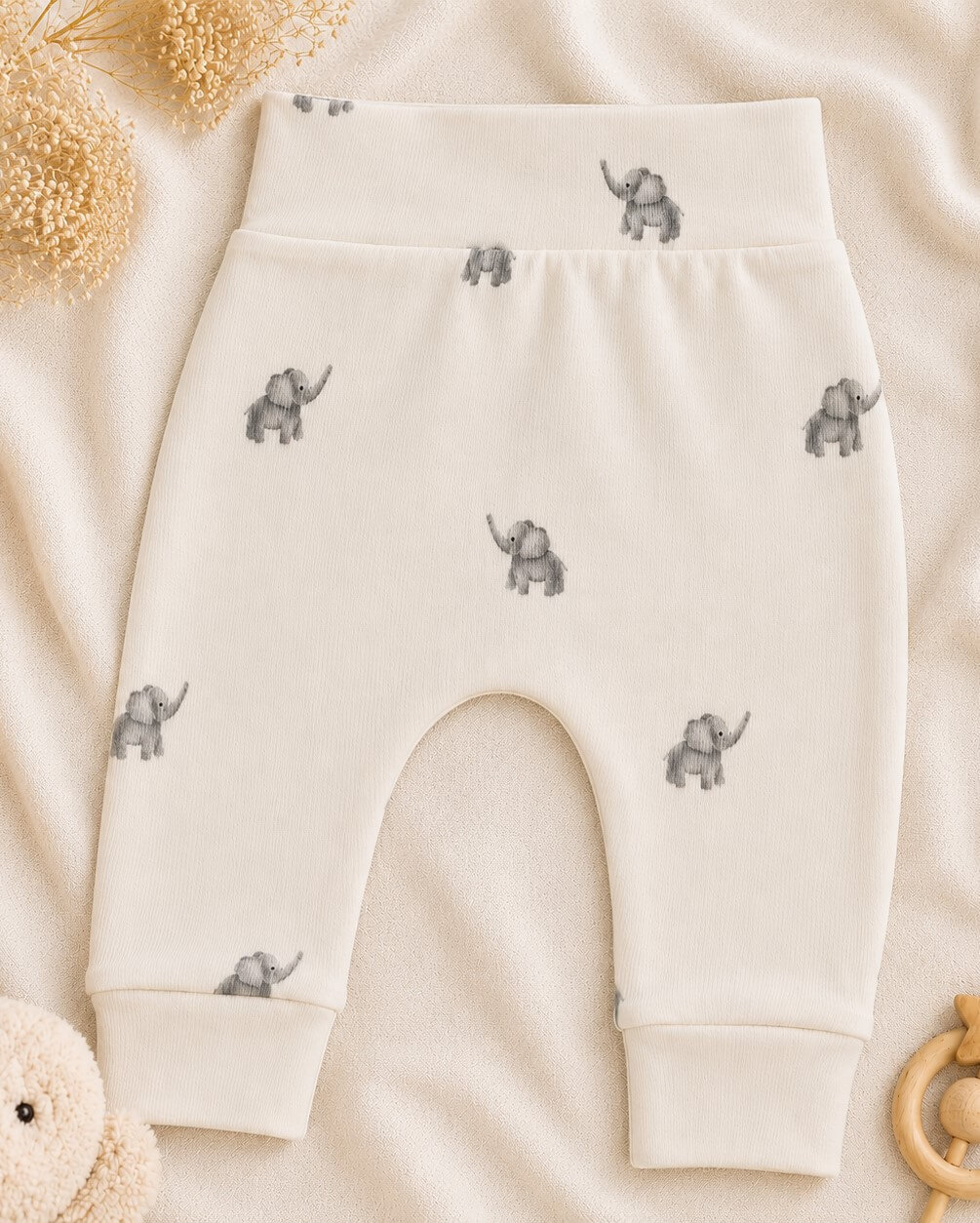 Newborn broekje met kleine olifantjes.