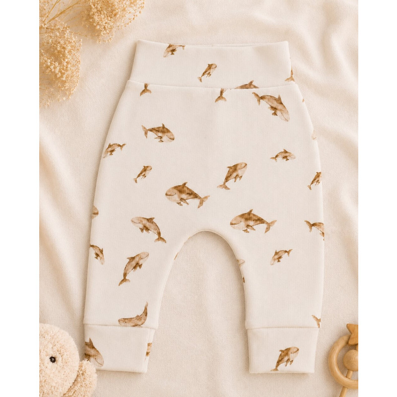 Newborn broekje met orka's gemaakt van een ribstofje.