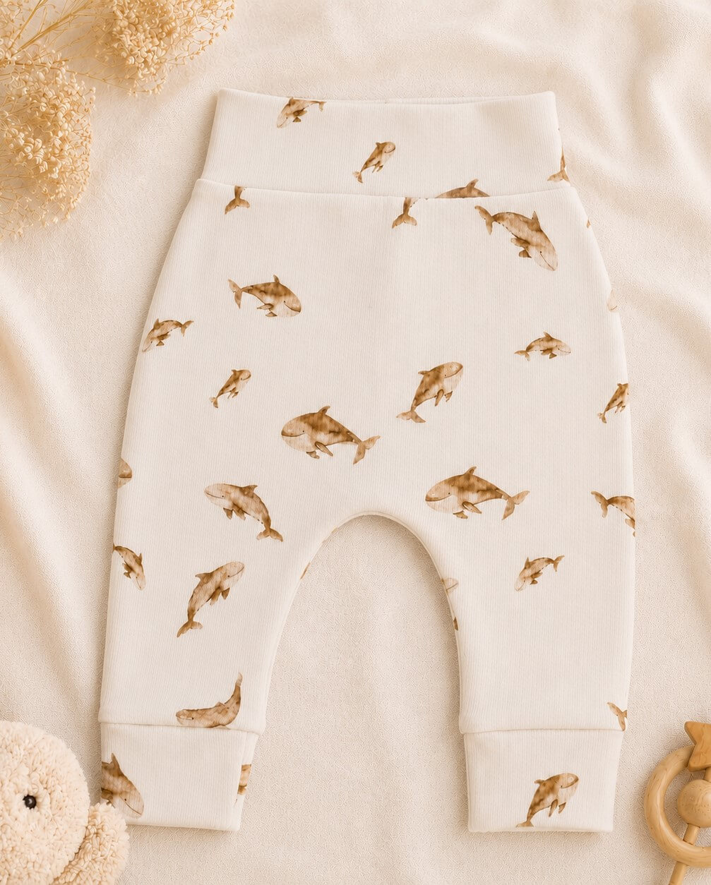 Newborn broekje met orka's gemaakt van een ribstofje.