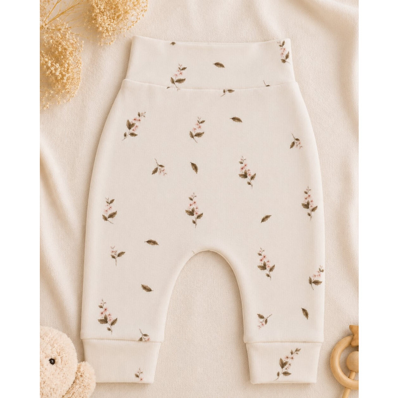 Newborn broekje met kleine roze roosjes in een ribstof.