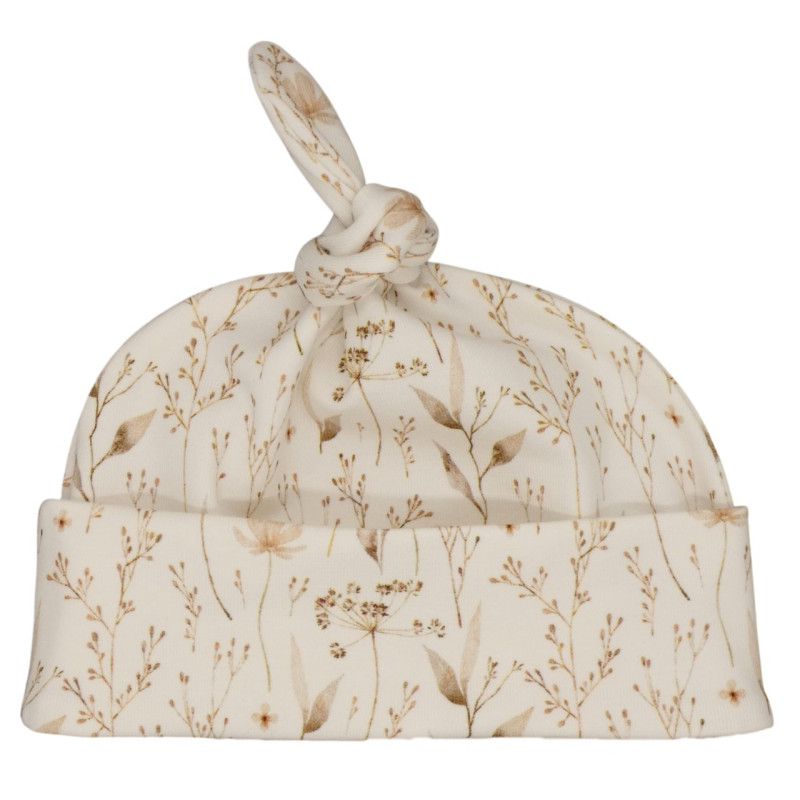 Newborn mutsje met lichte zandkleurige bloemen.