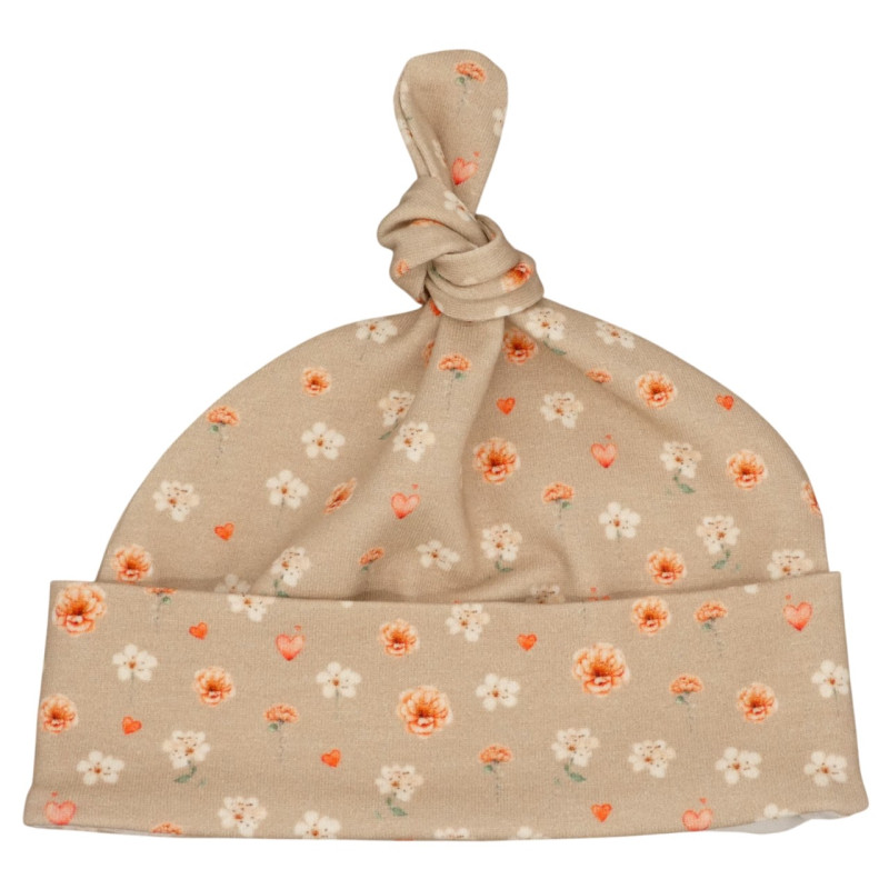 Newborn mutsje in een zandkleur met kleine bloemetjes.
