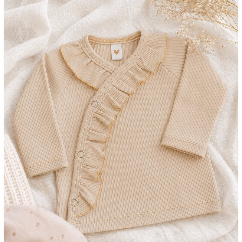 Newborn overslagshirtje in een naturelkleur met ruffles