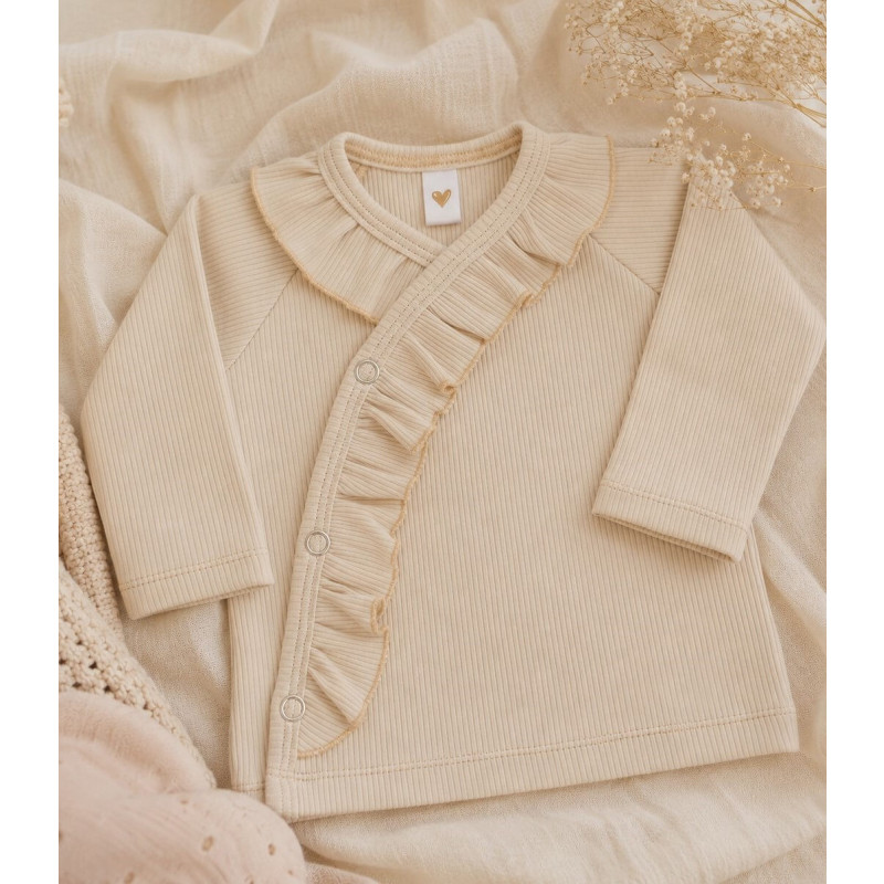 Newborn overslagshirtje in een lichte zandkleur met ruffles