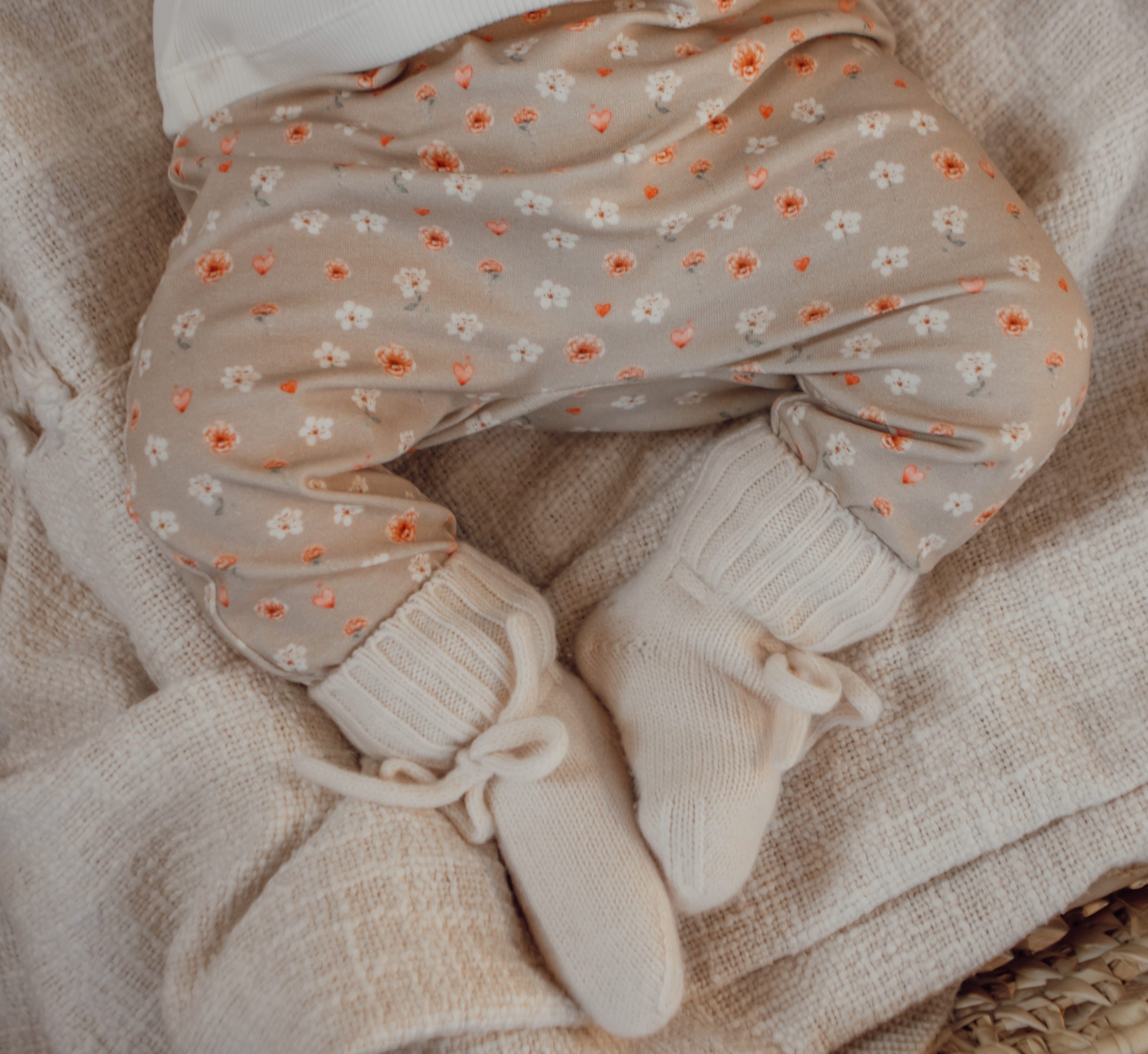 Newborn babybroekje met kleine bloemetjes