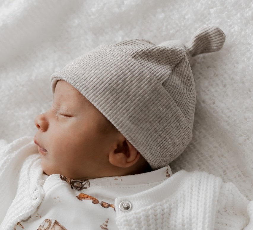 Newborn babymutsje licht beige in een dunne ribstof