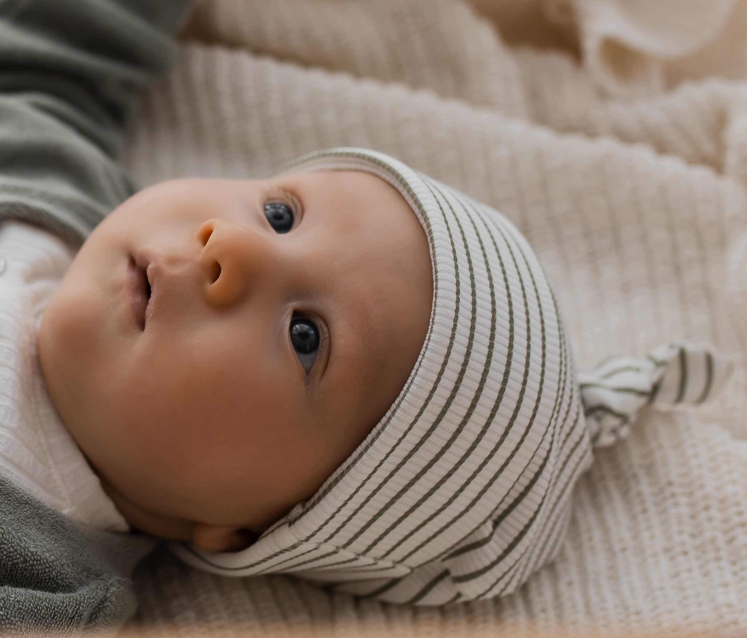 Newborn babymutsje groene streep in een dun ribstofje