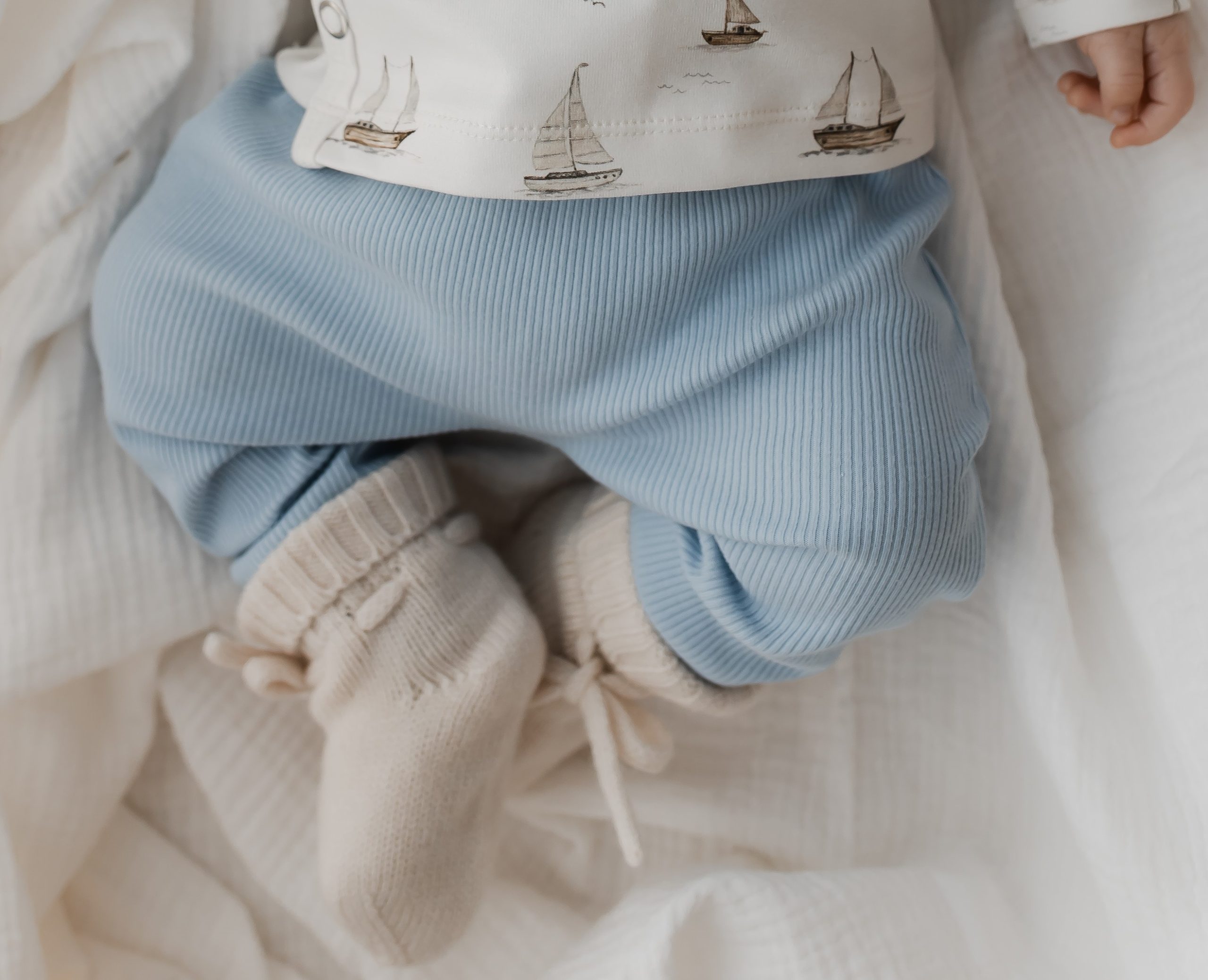 Newborn ecrukleurige merino wollen slofjes