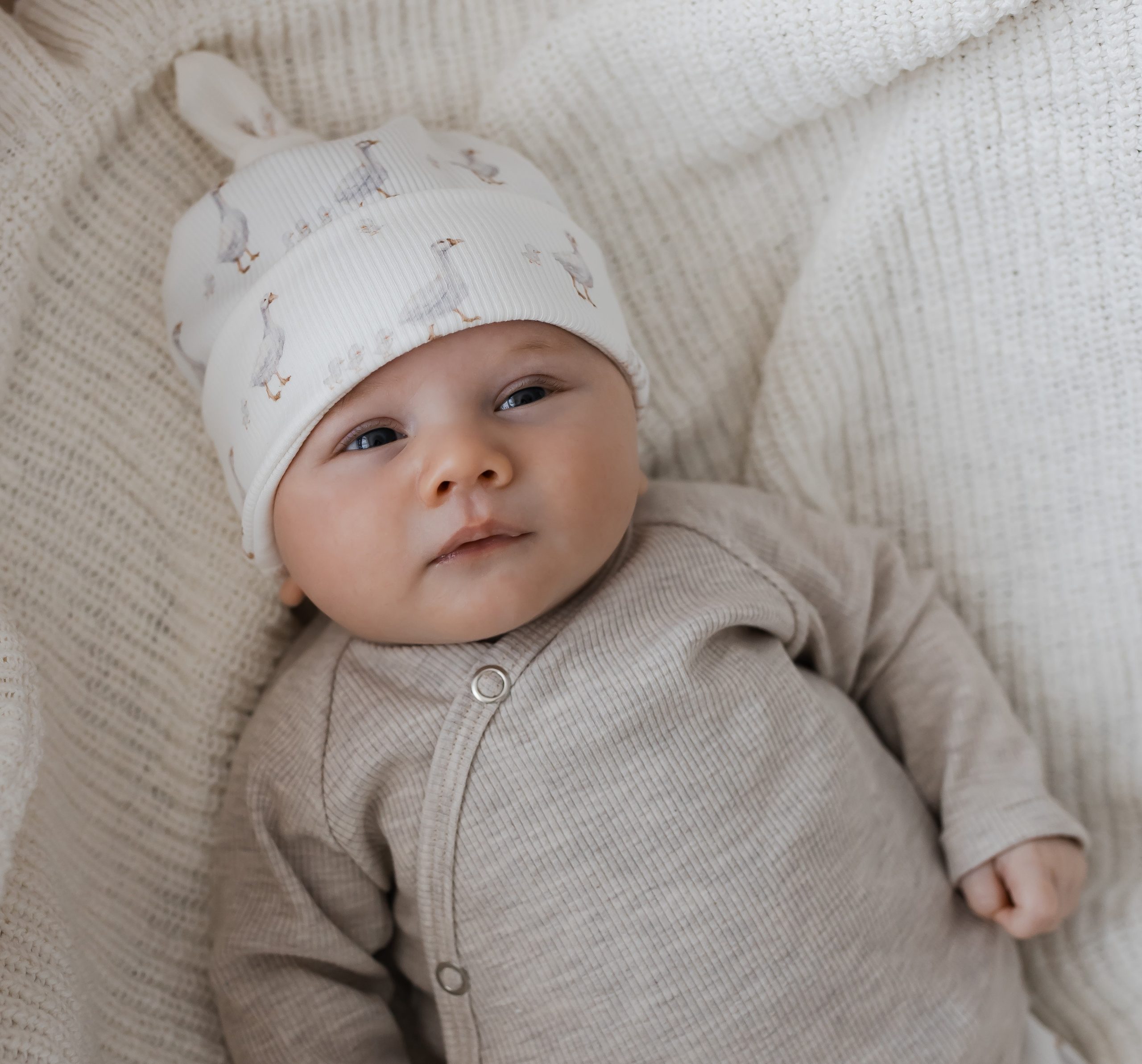 Newborn overslagshirtje beige melange in een fijne ribstof.