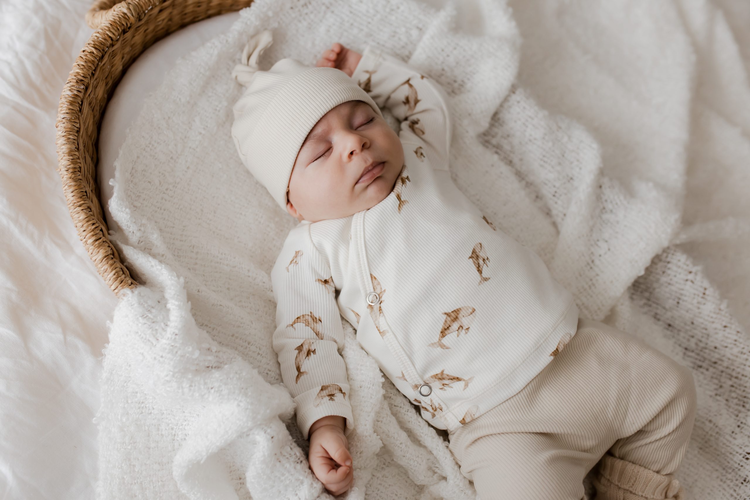 Newborn overslagshirtje met zandkleurige orka's.