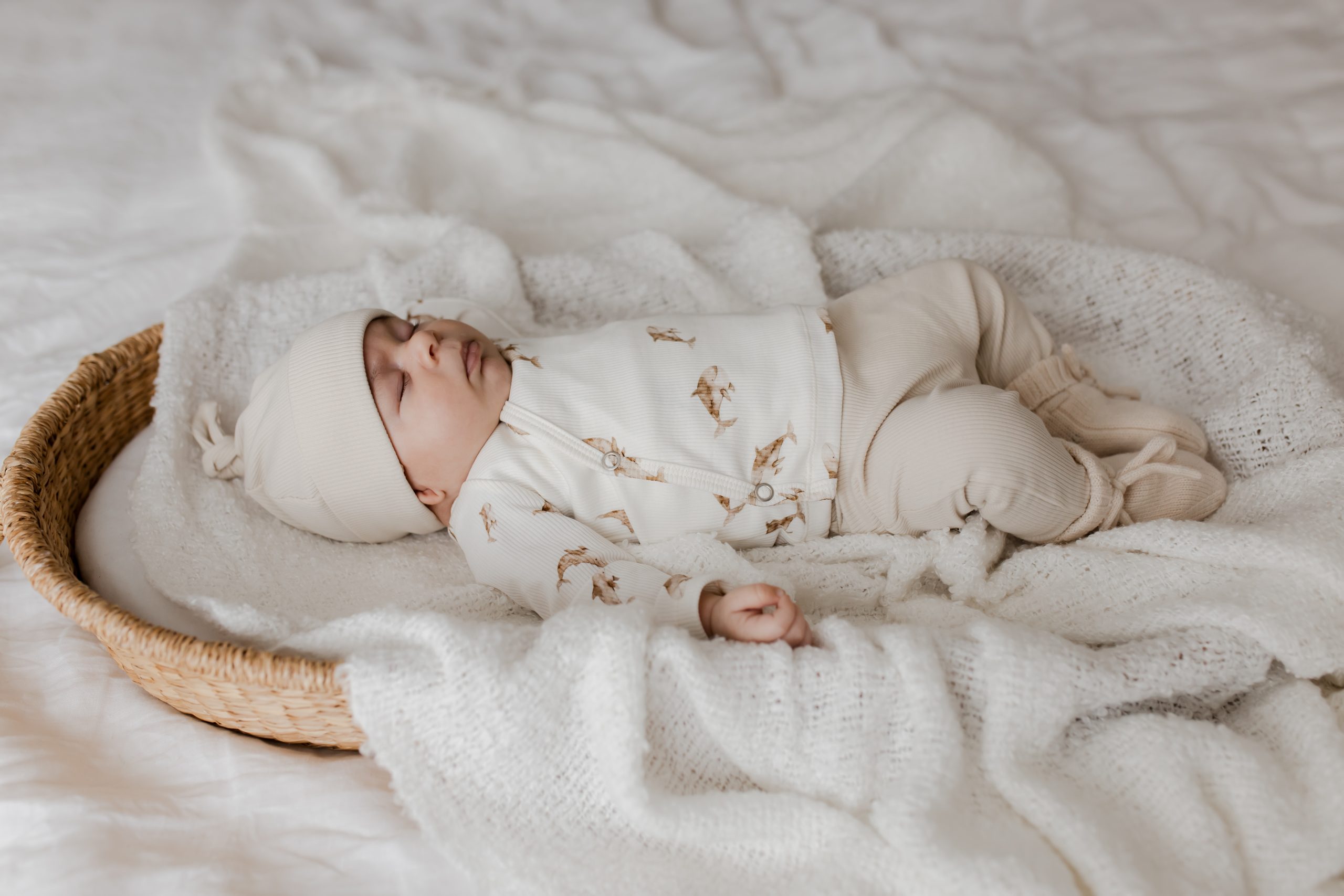 Newborn overslagshirtje met zandkleurige orka's in een ribstof.