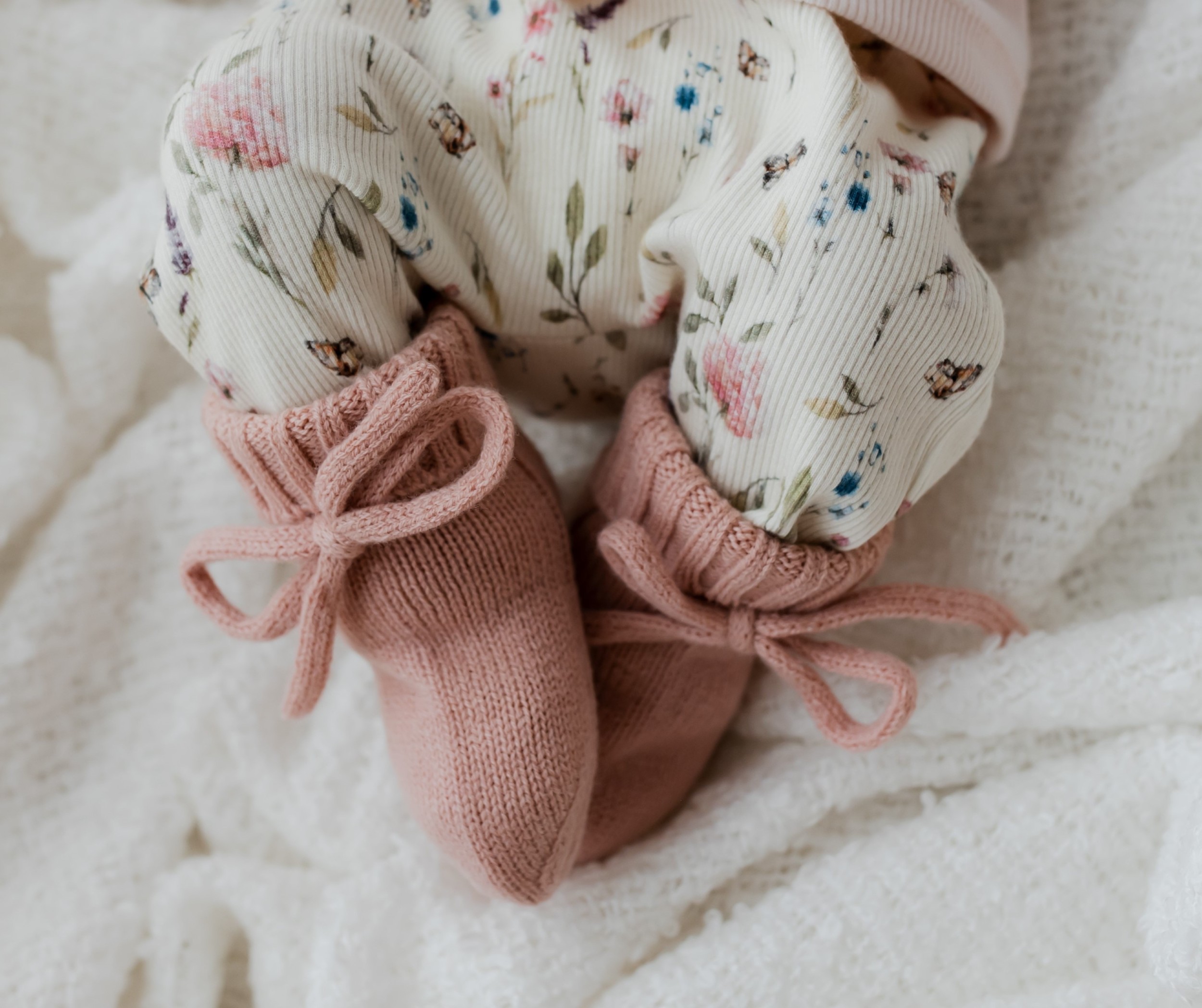 Newborn roze merino wollen babyslofjes