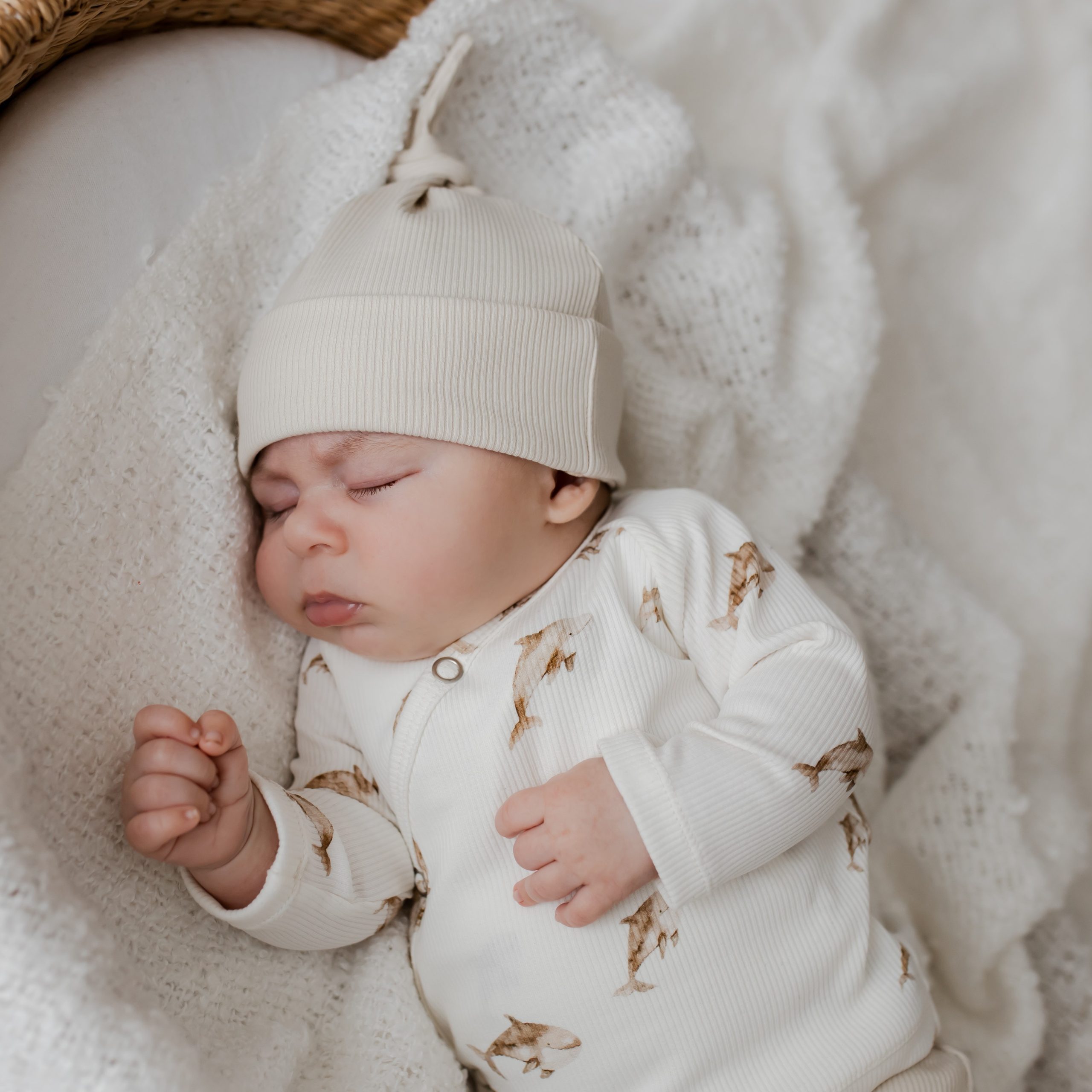 Newborn mutsje in een naturelkleur.