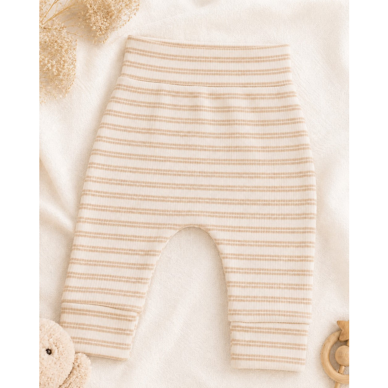 Newborn broekje met een dubbele zandkleurige streep in een dunne ribstof.