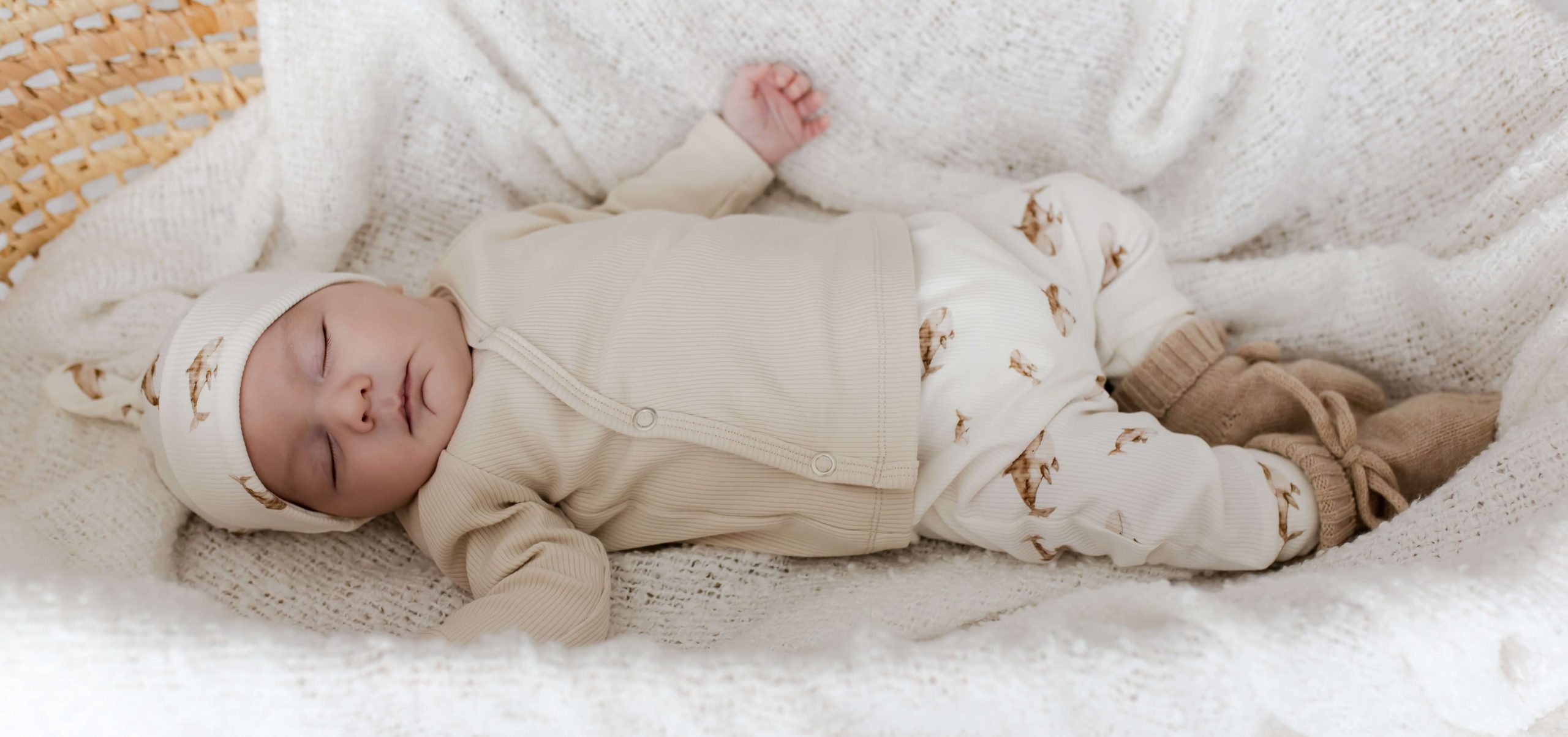 Newborn overslagshirtje in een naturel kleur met een broekje en mutsje met orka's.