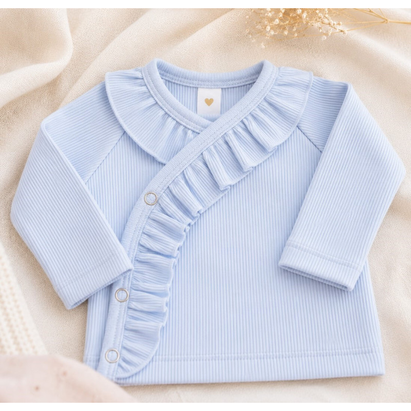 Een lichtblauw newborn overslagshirtje met ruffles in een dunne ribstof