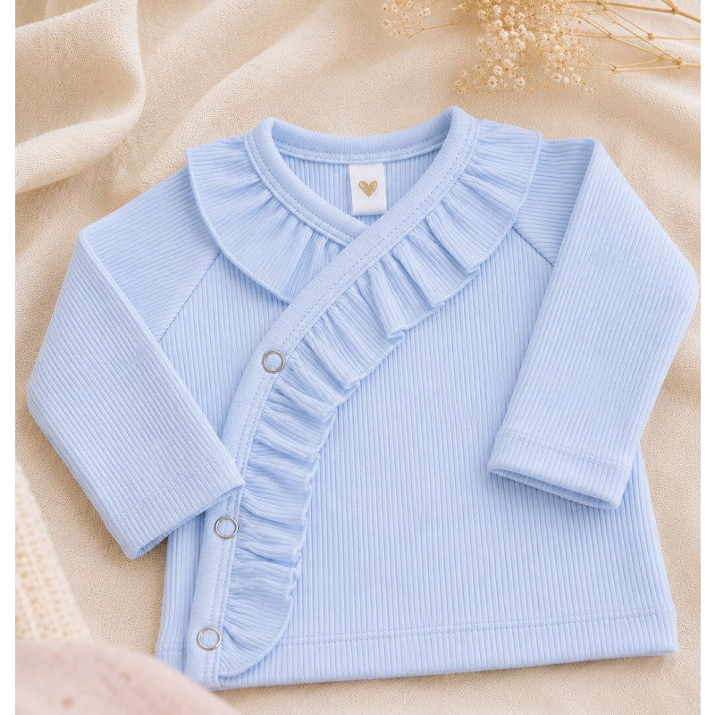 Newborn overslagshirtje met ruffles langs de voorkant in een dunne ribstof.