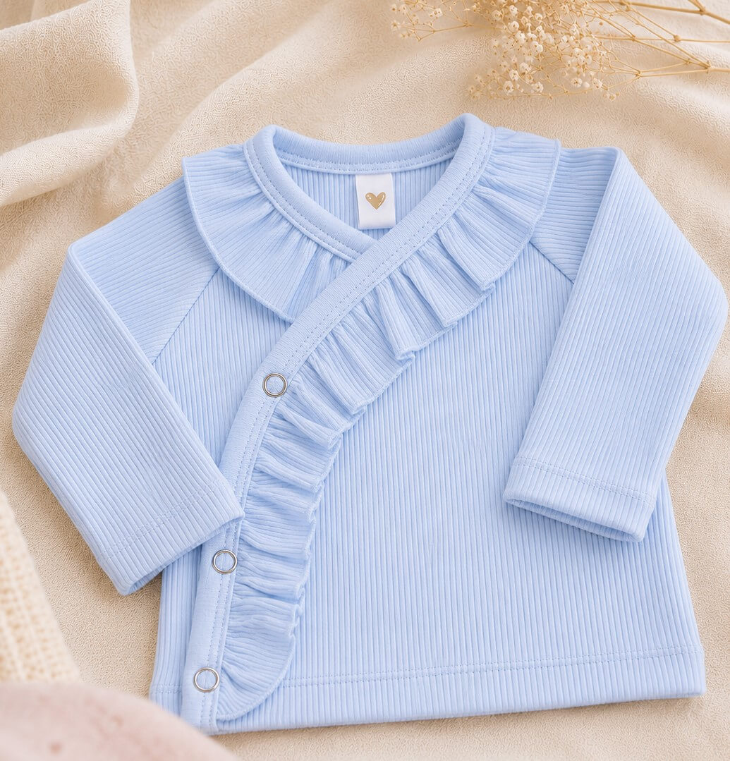 Newborn overslagshirtje met ruffles langs de voorkant in een dunne ribstof.