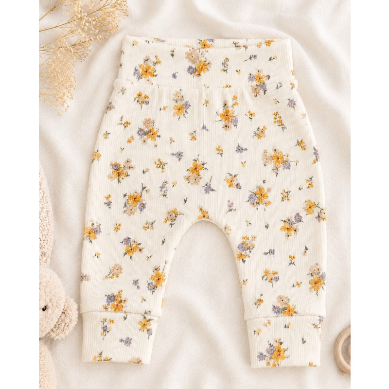 Newborn babybroekje met kleine bloemetjes in een dunne ribstof.