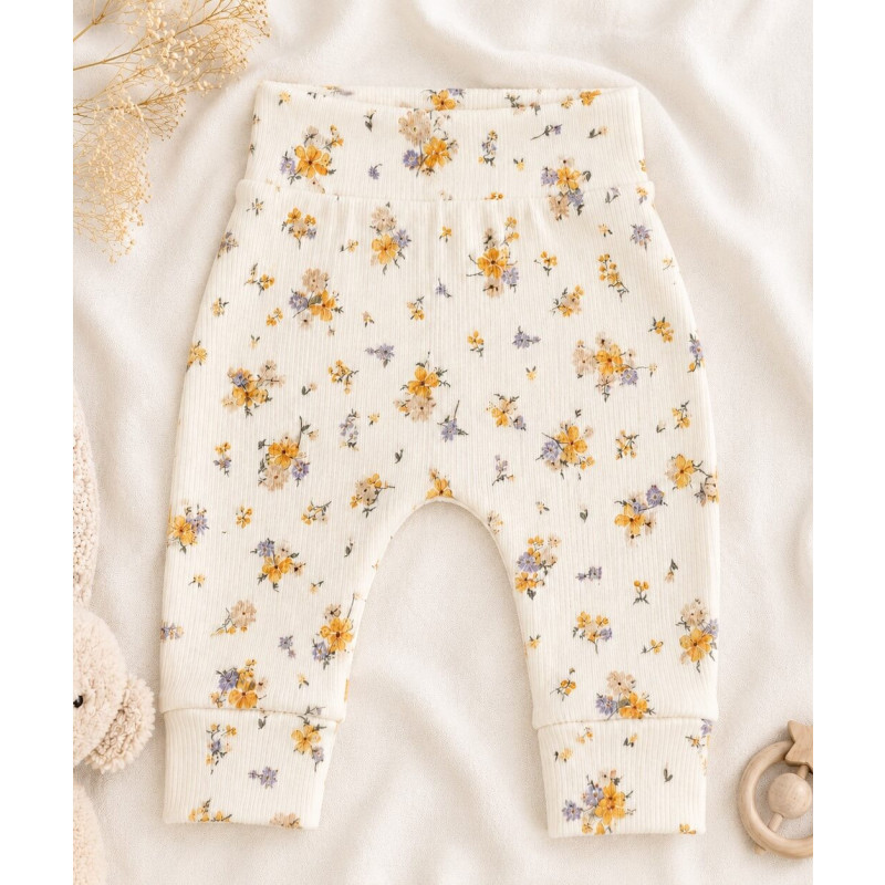 Newborn broekje met kleine bloemetjes in een dunne ribstof