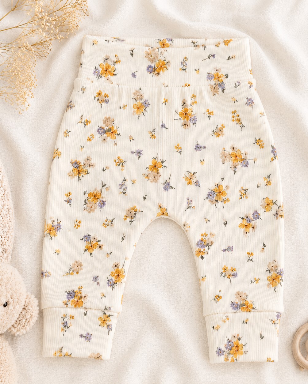 Newborn babybroekje met kleine bloemetjes in een dunne ribstof.
