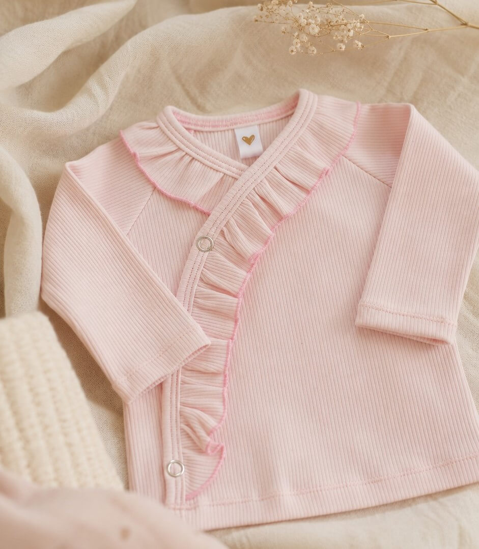 Newborn overslagshirtje in babyroze met ruffles