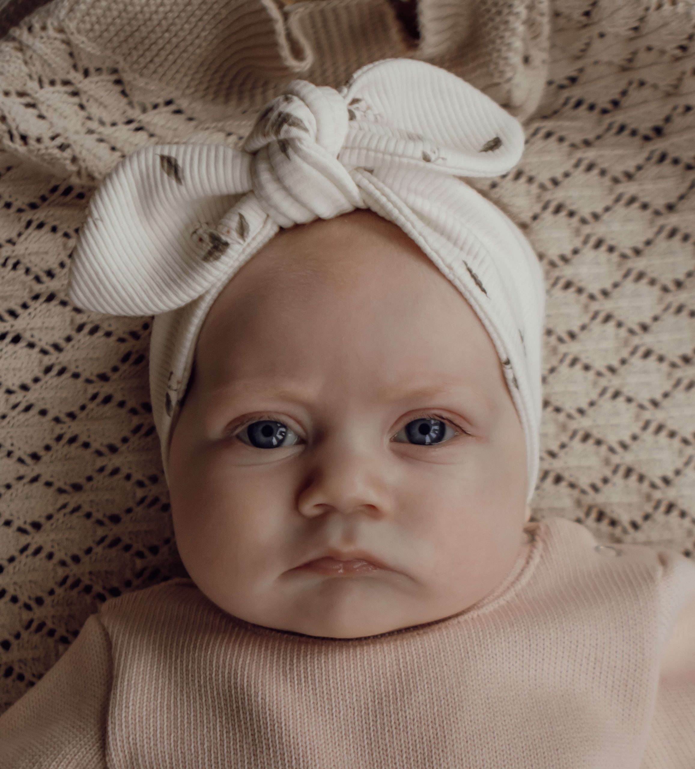 Newborn haarbandje met kleine roze roosjes in een ribstof.
