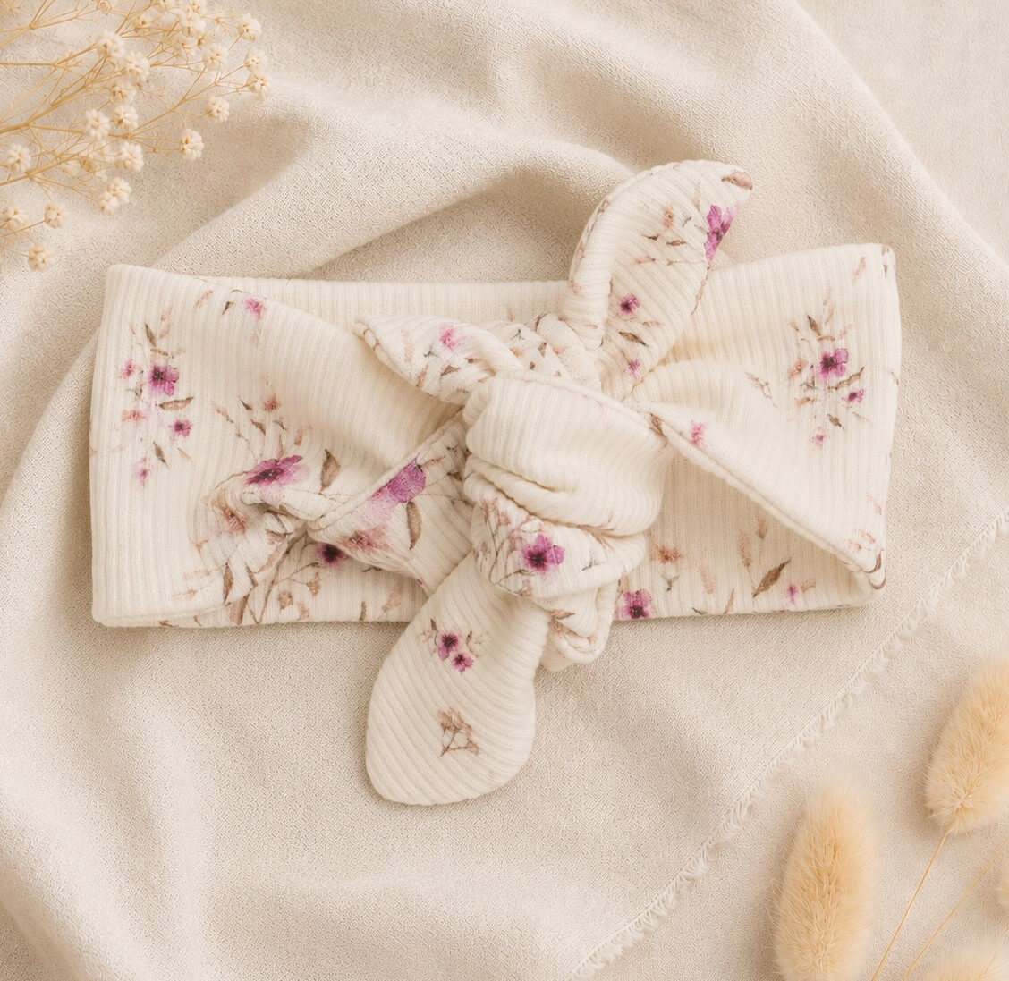 Newborn haarbandje met kleine roze bloemetjes in een ribstof.
