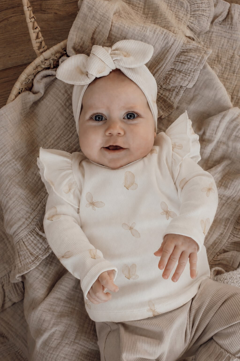 Een longsleeve met ruffles en witte vlinders.