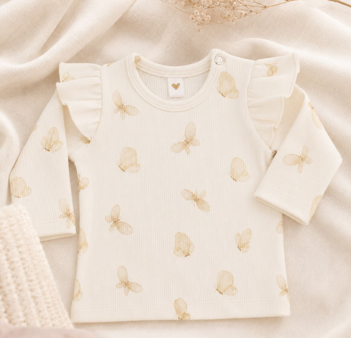 Longsleeve met witte vlinders en ruffles.