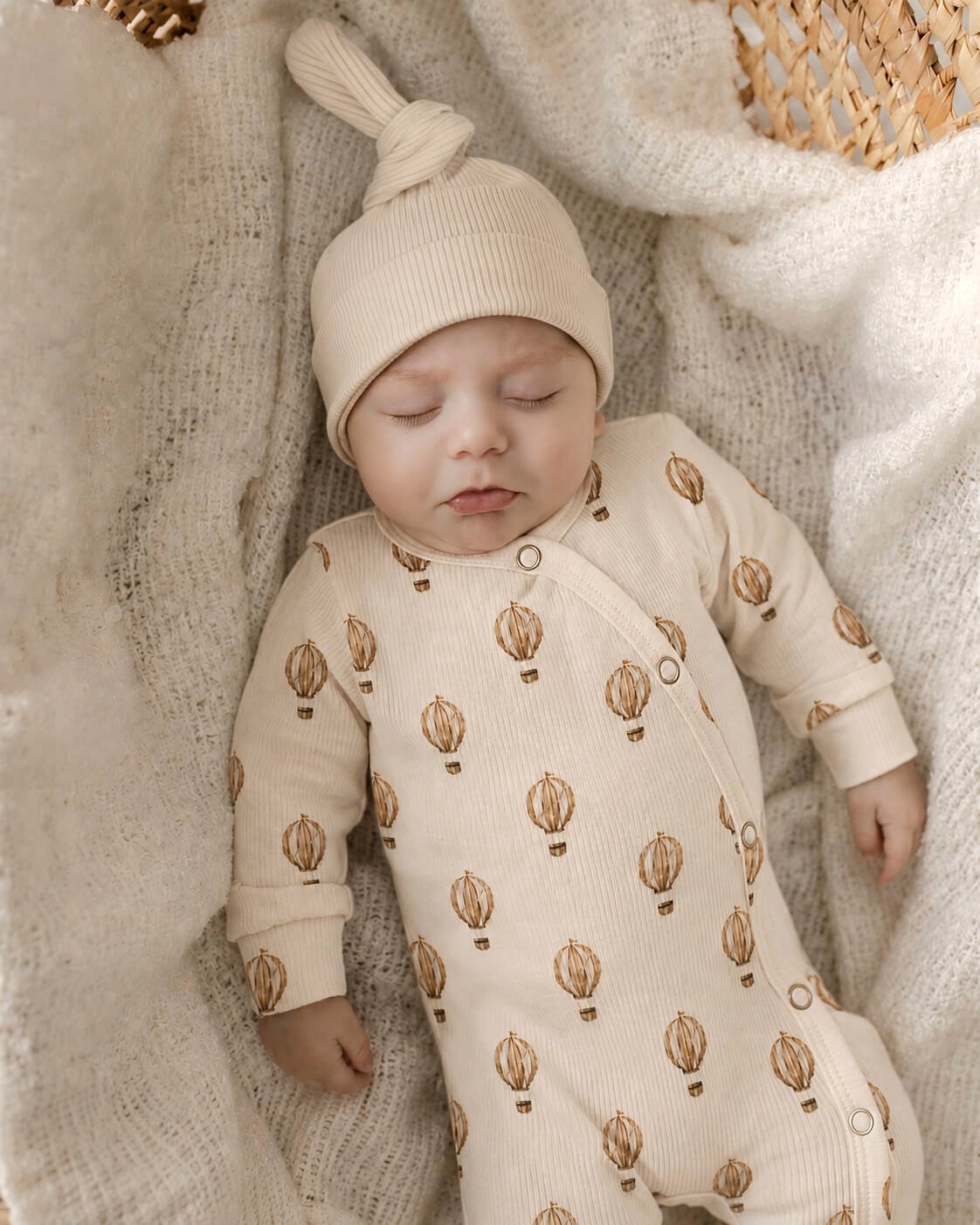 Een newborn boxpakje met een printje van ballonnen.
