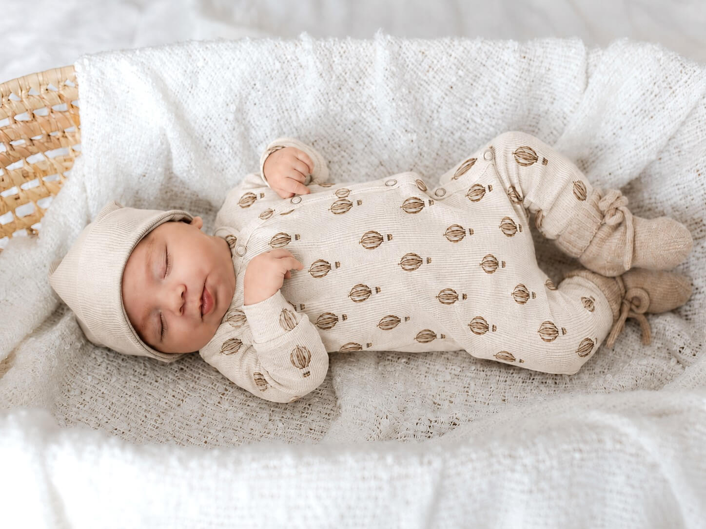 Een newborn boxpakje met een printje van ballonnen.